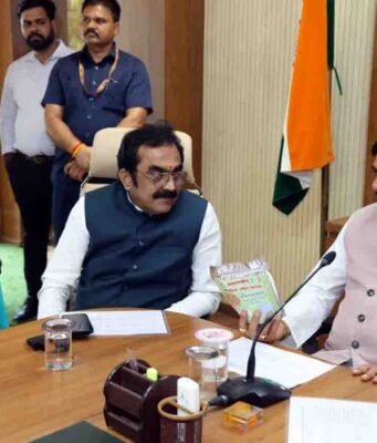 ’फाइलों पर नहीं, धरातल पर चाहिए सुशासन’: जनसुनवाई में शिकायत मिलते ही CM ने ऑन द स्पॉट दिए सस्पेंशन के आदेश