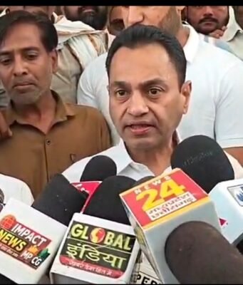 छिंदवाड़ा में कांग्रेस कार्यकर्ता से बर्बरता: नकुलनाथ ने ASP को सौंपा ज्ञापन, बोले— ‘3 दिन में एक्शन नहीं हुआ तो होगा उग्र आंदोलन’